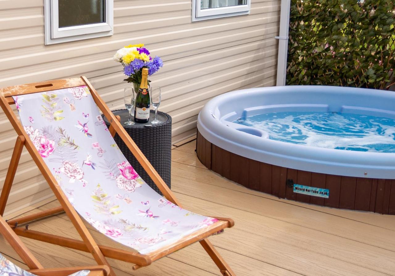 تاتيرشال Luxury Lancaster Lodge - The Best Hot Tub Getaway! المظهر الخارجي الصورة