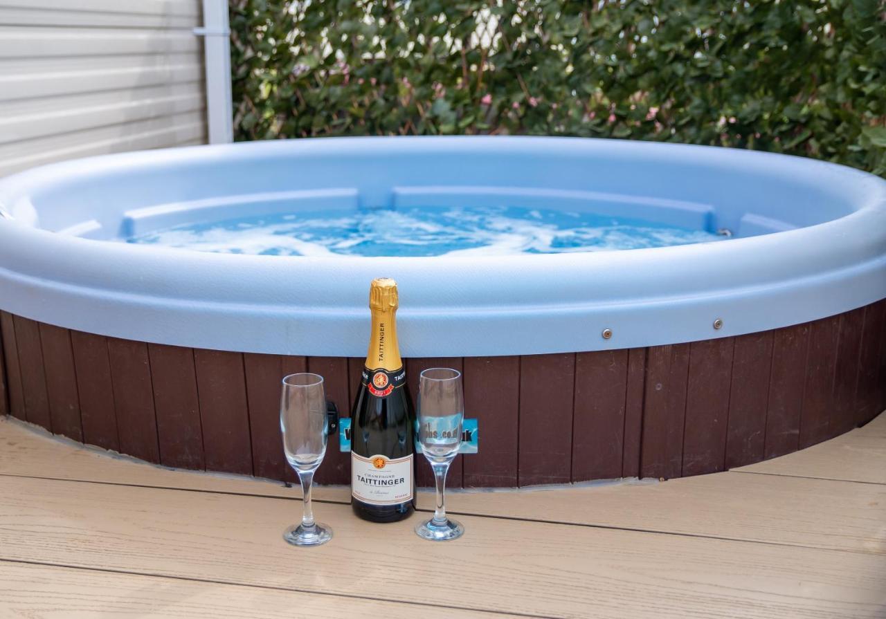 تاتيرشال Luxury Lancaster Lodge - The Best Hot Tub Getaway! المظهر الخارجي الصورة