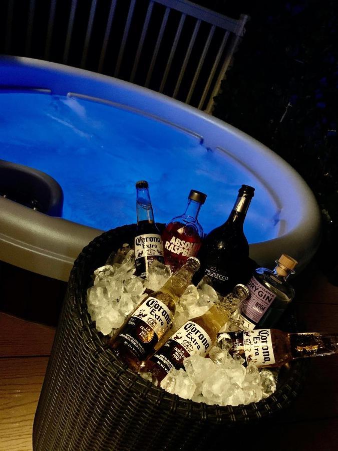 تاتيرشال Luxury Lancaster Lodge - The Best Hot Tub Getaway! المظهر الخارجي الصورة